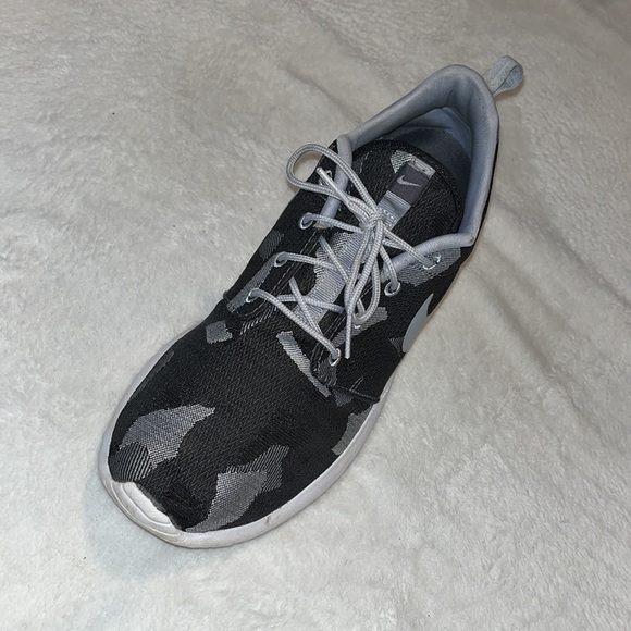 Women’s Nike Roshe One Jacquard Print - Size 11 - Picture 13 of 13